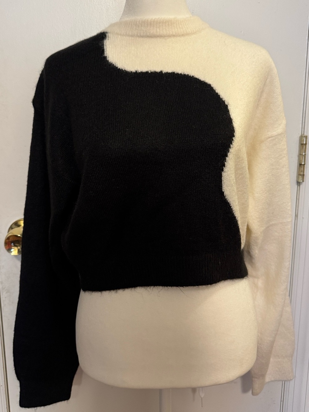 H&M Black and Cream/white Colorblock Crewneck Sweater